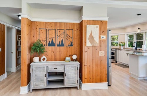 Poulsbo House | Evergreen View Retreat Sleeping up to 16