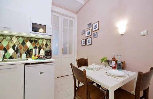 Ujlipotvaros Apartment | Charming Family Stay with River View, Walk to Margaret Island