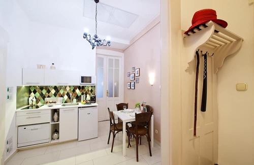 Ujlipotvaros Apartment | Charming Family Stay with River View, Walk to Margaret Island