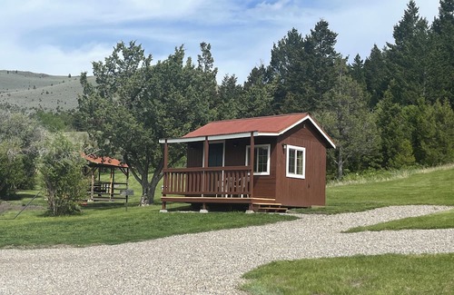 Virginia City Cabin | The Mattie White Bear - Tranquil 1 Room Cabin in Virginia City