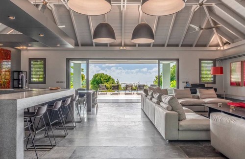 Camaruche Villa | Splendid Villa With a View of Sparkling Ocean
