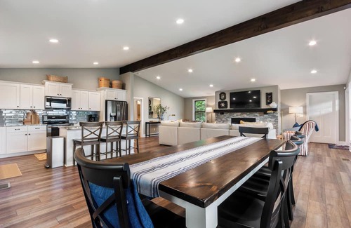Higden House | 4 bdrm/3.5 bathLakefront home - Come & Play!