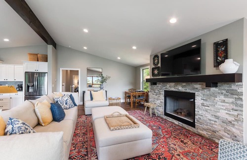 Higden House | 4 bdrm/3.5 bathLakefront home - Come & Play!