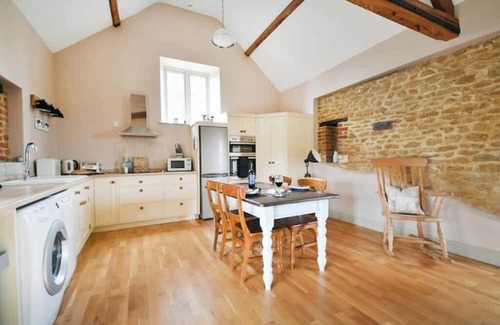Bremhill Cottage | The Stone Barn - Luxury Barn in Rural Wiltshire
