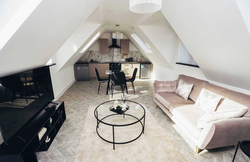 Barrow-on-Trent Apartment | Hen & Chickens Luxury Apt Free Parking | By DerBnB