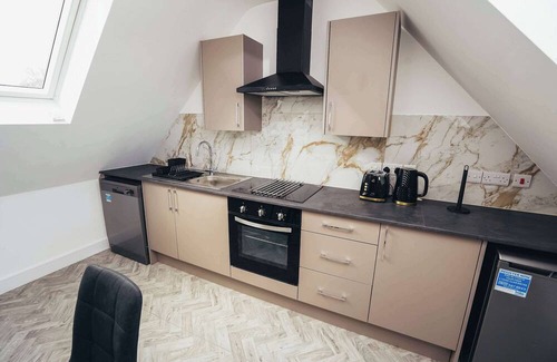 Barrow-on-Trent Apartment | Hen & Chickens Luxury Apt Free Parking | By DerBnB