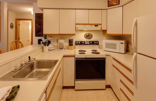 Lincoln Apartment | Riverfront Condo w/Outdoor Pool