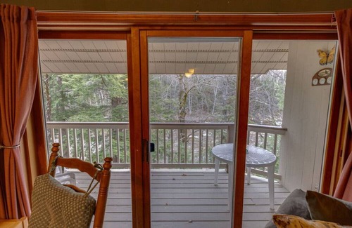 Lincoln Apartment | Riverfront Condo w/Outdoor Pool