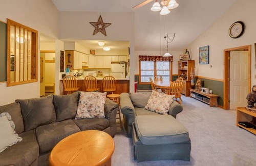 Lincoln Apartment | Riverfront Condo w/Outdoor Pool
