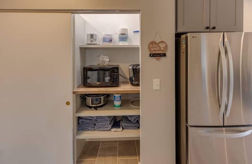 Lincoln Apartment | Riverside Condo with Amenities