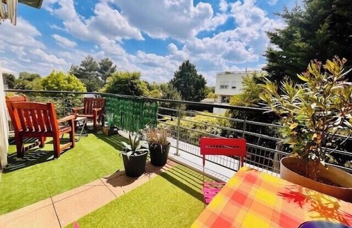 La Rochelle Apartment | Apartment with terrace and pool
