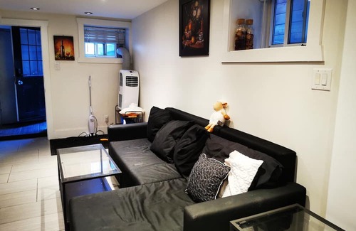 Palmerston House | Spacious Private Room in Central Downtown Toronto,close to University of Toronto