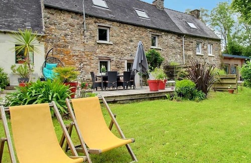 Belle-Isle-en-Terre House | The charm of the forest