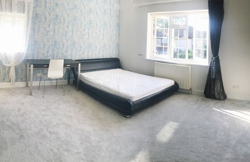 Whitton House | A room in a beautiful house 0.8M from Twickenham stadium easy transportation