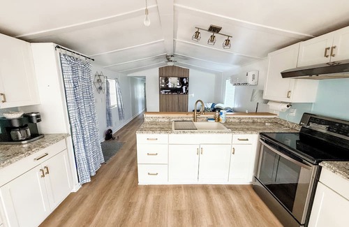 Bradenton House | Cozy 2-bedroom mobile home in fantastic Bradenton with WiFi, AC