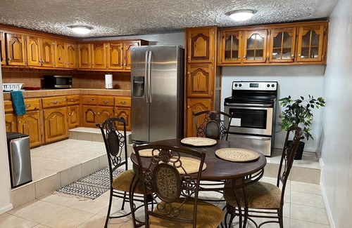 Silver Sands Apartment | Charming 3-bedroom apartment with Pool, WiFi, AC in enchanting Duncan’s Bay