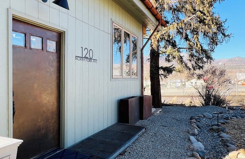 Paonia House | Modern Spacious Cosy Retreat in Downtown Paonia with Views
