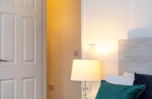 Morriston House | King Beds, Street Parking, Smart Tv's every room!
