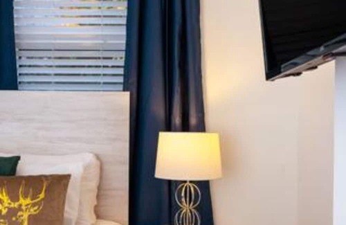 Morriston House | King Beds, Street Parking, Smart Tv's every room!