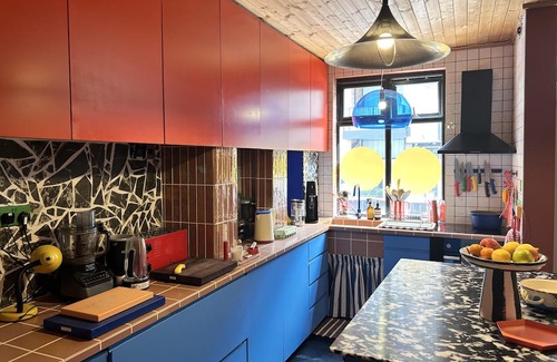 Leabridge Apartment | Klein House Clapton Sleeps 2-Piano-Patio-MirrorBED