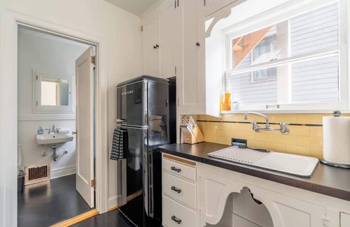 Hosford-Abernethy Apartment | Ladd's Addition Bohemian Paradise ~ 95 WalkScore