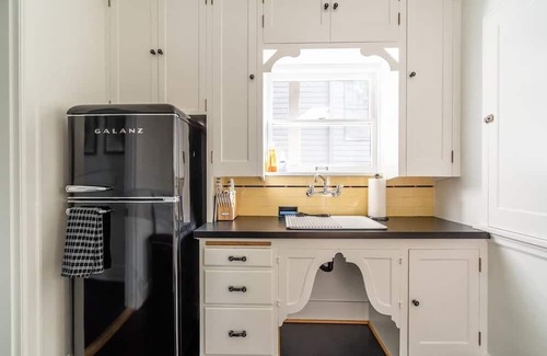 Hosford-Abernethy Apartment | Ladd's Addition Bohemian Paradise ~ 95 WalkScore