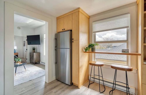 Richmond House | Mt Tabor Retreat ~ Local Eateries ~ Shops ~ Bars