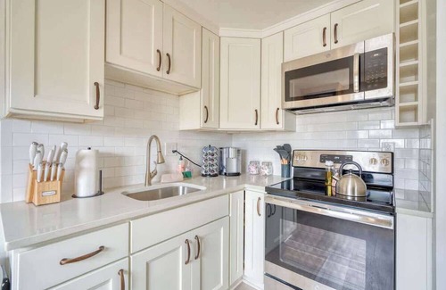Richmond House | Mt Tabor Retreat ~ Local Eateries ~ Shops ~ Bars