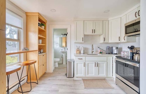 Richmond House | Mt Tabor Retreat ~ Local Eateries ~ Shops ~ Bars