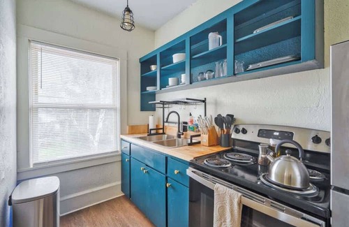 Richmond House | Mt Tabor Retreat ~ Local Eateries ~ Shops ~ Bars