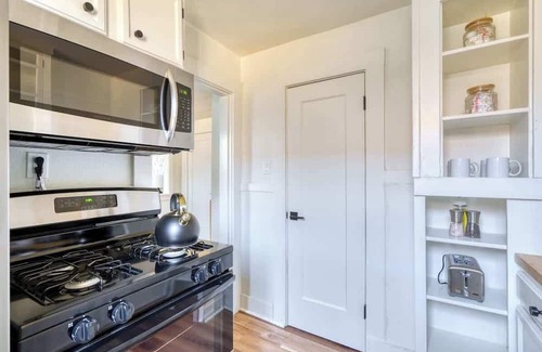 Buckman Neighborhood Apartment | La Casa Burnside ~ Local Eateries ~ Shops ~ Bars