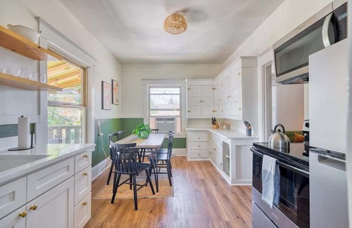 Richmond House | Mt Tabor Retreat ~ Local Eateries ~ Shops ~ Bars