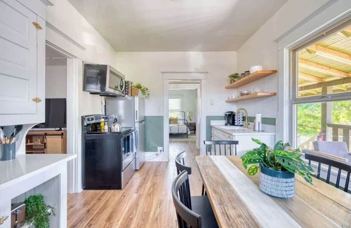 Richmond House | Mt Tabor Retreat ~ Local Eateries ~ Shops ~ Bars