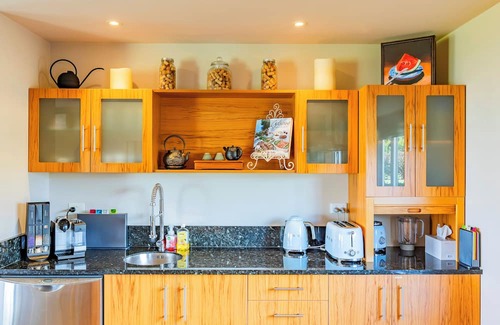 Clarks Beach House | Black Swan Retreat: Lifestyle Charm on a Budget