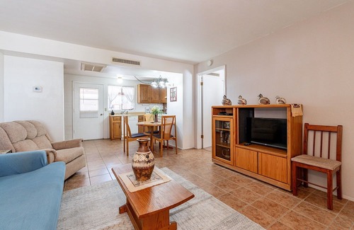 Green Valley Villa | POOL in front, Washer/Dryer and Patio w Grill - Walk to Farmer's Market.