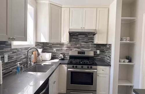 Burlingame House | 3-bedroom 2-bathroom Spanish Bungalow house in Burlingame with WiFi and AC.