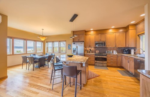 Rollingbay House | Waterfront Home w/Beach access!