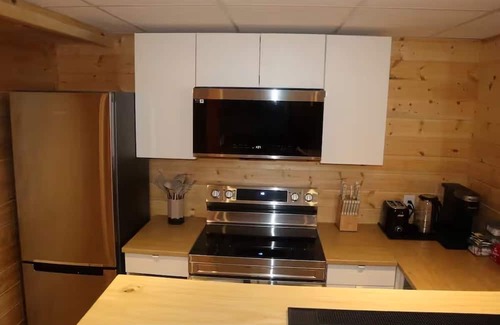 Fort Gary House | 1BD Cozy Suite with Office Space near U of M