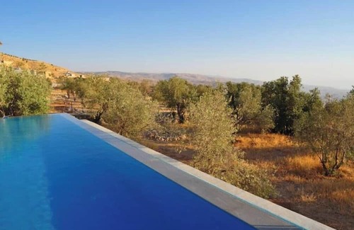 Al-Maghtas House | ★ Spacious Retreat ★ Stunning Views, Pool, Art