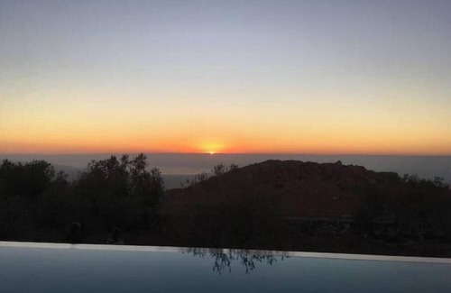 Al-Maghtas House | ★ Spacious Retreat ★ Stunning Views, Pool, Art