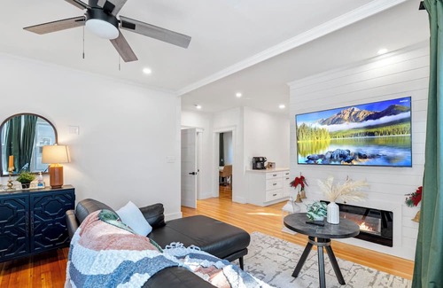 Framingham Condo | Luxurious 3BR Condo in Suburban Charm & Quick Access to Boston