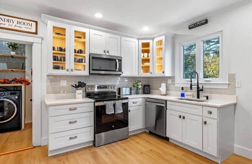 Framingham Condo | Luxurious 3BR Condo in Suburban Charm & Quick Access to Boston