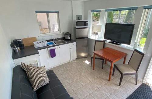 Renfrew-Collingwood House | 1 br private entrance by Skytrain station
