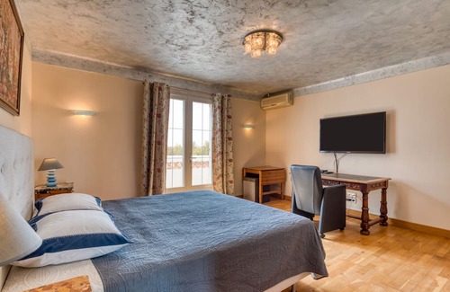 Arles House | Room 'Chambre 1' with Shared Pool, Wi-Fi and Air Conditioning