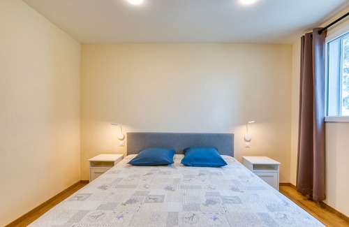 Arles House | Apartment 'Chambre 5' with Shared Pool, Wi-Fi and Air Conditioning