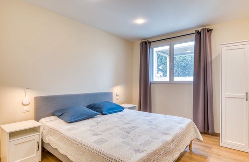 Arles House | Apartment 'Chambre 5' with Shared Pool, Wi-Fi and Air Conditioning