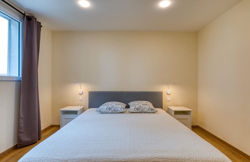 Arles House | Apartment 'Chambre 4' with Shared Pool, Wi-Fi and Air Conditioning