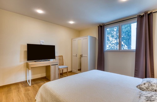 Arles House | Apartment 'Chambre 4' with Shared Pool, Wi-Fi and Air Conditioning