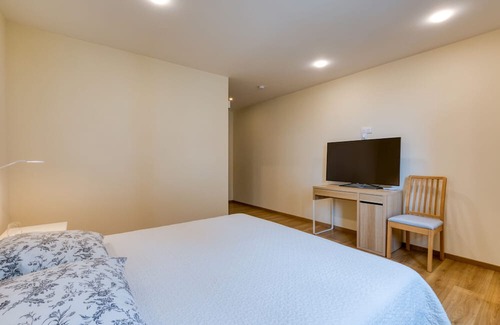 Arles House | Apartment 'Chambre 4' with Shared Pool, Wi-Fi and Air Conditioning