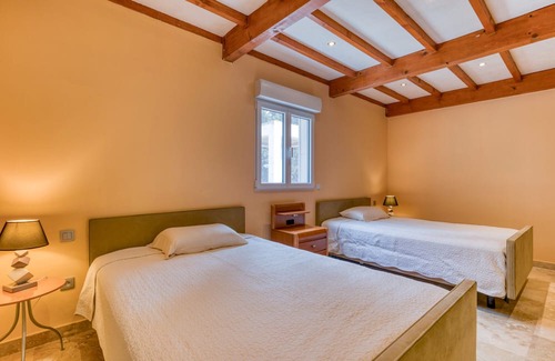 Arles House | Apartment 'Chambre 3' with Shared Pool, Wi-Fi and Air Conditioning